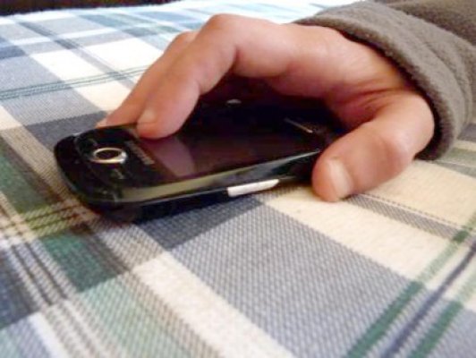 Hoţul i-a furat telefonul de pe masă, din curtea casei